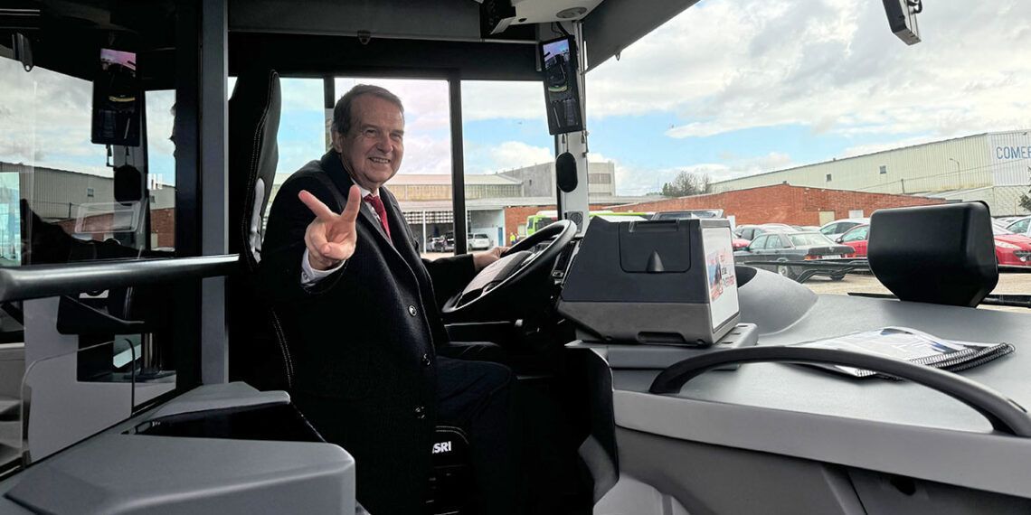 Caballero en uno de los nuevos buses híbridos de Vitrasa