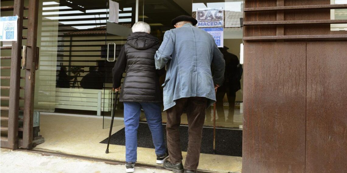 Una pareja de ancianos a su llegada a un Centro de Salud (Foto: Rosa Veiga - Europa Press)