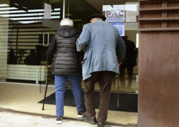 Una pareja de ancianos a su llegada a un Centro de Salud (Foto: Rosa Veiga - Europa Press)