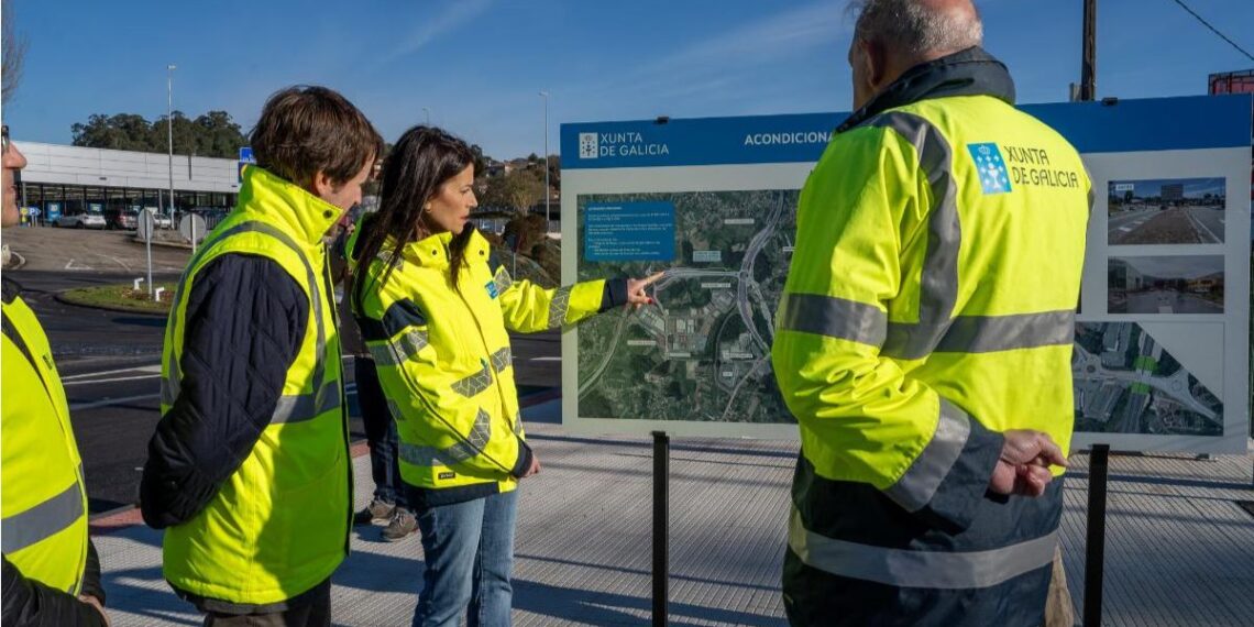 La conselleira de Vivienda y Planificación de Infraestructuras, María M. Allegue, con el director de la Agencia Gallega de Infraestructuras, Francisco Menéndez, supervisó hoy los trabajos, ejecutados ya en más de un 90%