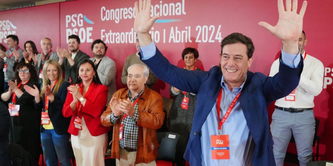 El secretario general electo del PSdeG, José Ramón Gómez Besteiro (d), junto a su nueva ejecutiva durante el congreso del PSdeG, a 28 de abril de 2024. Foto: Álvaro Ballesteros - Europa Press - Archivo