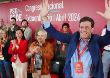 El secretario general electo del PSdeG, José Ramón Gómez Besteiro (d), junto a su nueva ejecutiva durante el congreso del PSdeG, a 28 de abril de 2024. Foto: Álvaro Ballesteros - Europa Press - Archivo