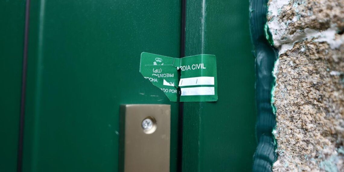 La puerta de la casa de la mujer, con el precinto de la Guardia Civil (Foto: Beatriz Ciscar - Europa Press).