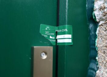 La puerta de la casa de la mujer, con el precinto de la Guardia Civil (Foto: Beatriz Ciscar - Europa Press).