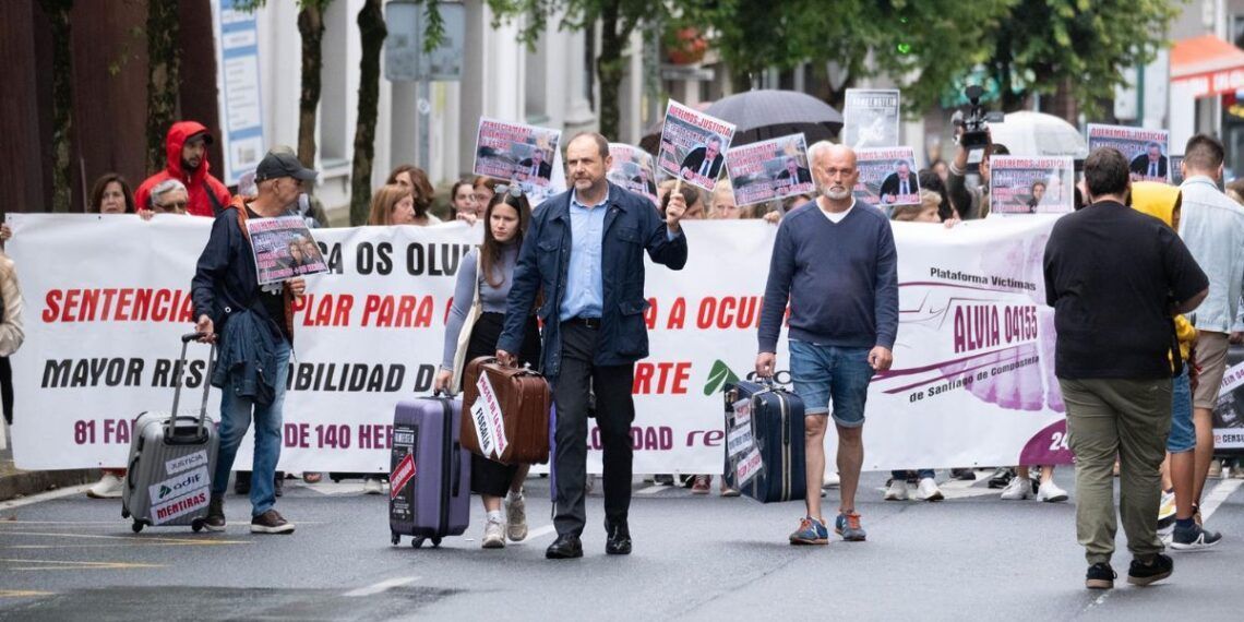 Familiares de fallecidos y heridos en el descarrilamiento del Alvia en la curva de A Grandeira se reúnen ante la estación de tren santiaguesa de donde sale una marcha de protesta, a 24 de julio de 2023, en A Coruña, Galicia (España). Víctimas de - César Arxina - Europa Press - Archivo