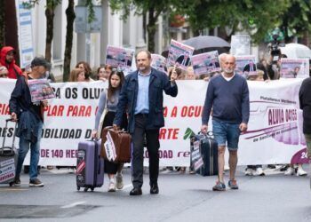 Familiares de fallecidos y heridos en el descarrilamiento del Alvia en la curva de A Grandeira se reúnen ante la estación de tren santiaguesa de donde sale una marcha de protesta, a 24 de julio de 2023, en A Coruña, Galicia (España). Víctimas de - César Arxina - Europa Press - Archivo