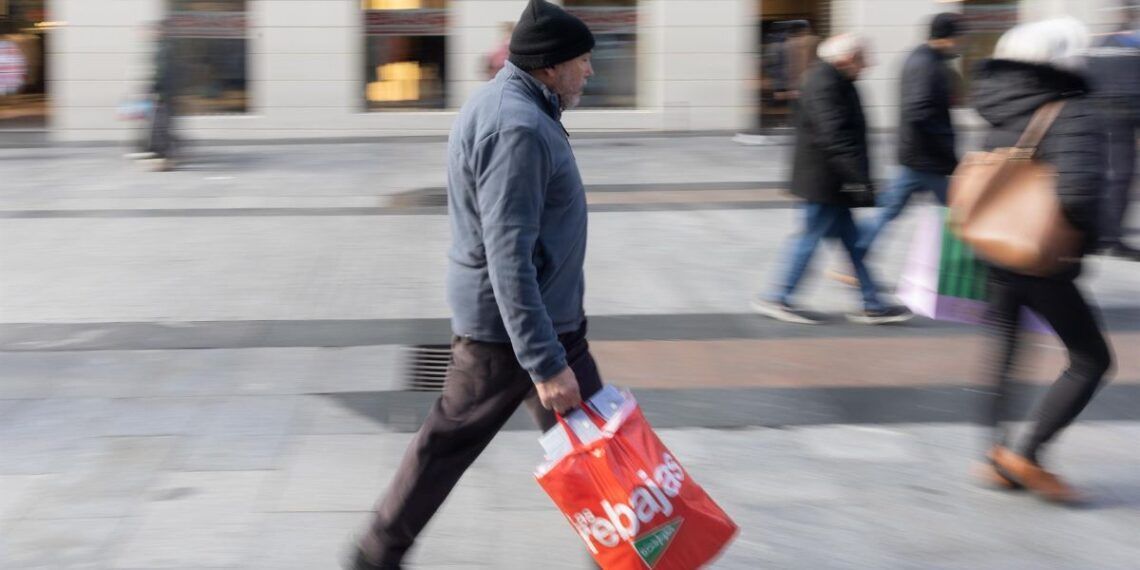 Varias personas con bolsas durante las rebajas de enero. - Eduardo Parra - Europa Press