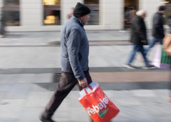 Varias personas con bolsas durante las rebajas de enero. - Eduardo Parra - Europa Press