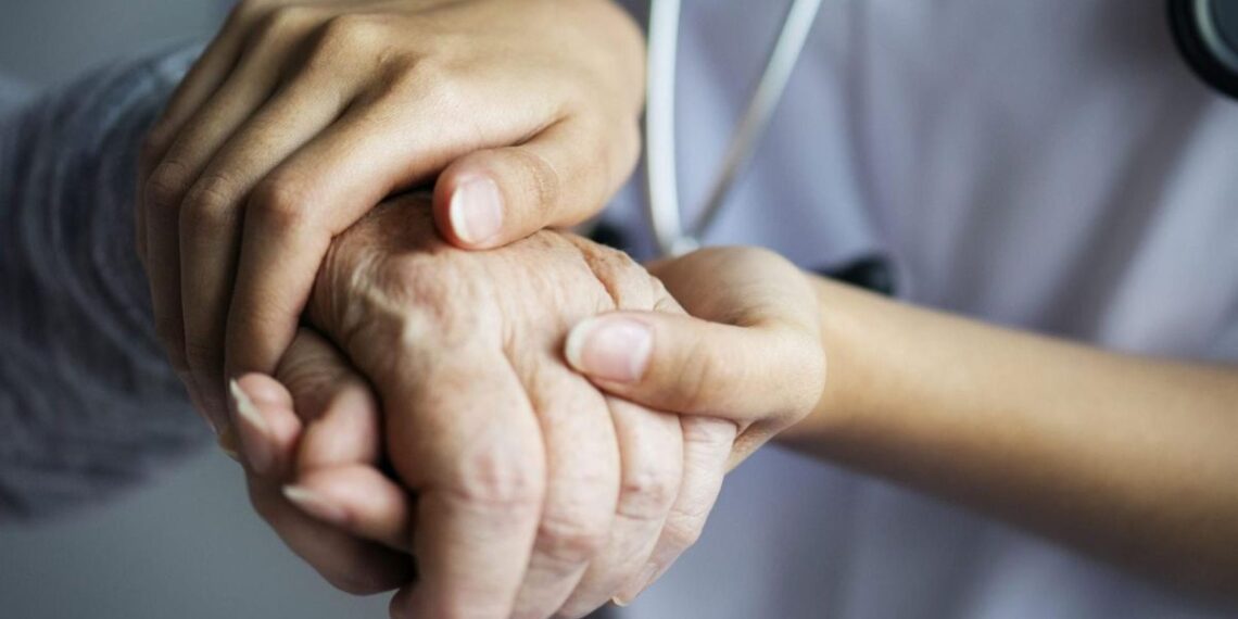 Anciano atendido por un sanitario (Foto: Europa Press).