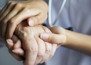 Anciano atendido por un sanitario (Foto: Europa Press).