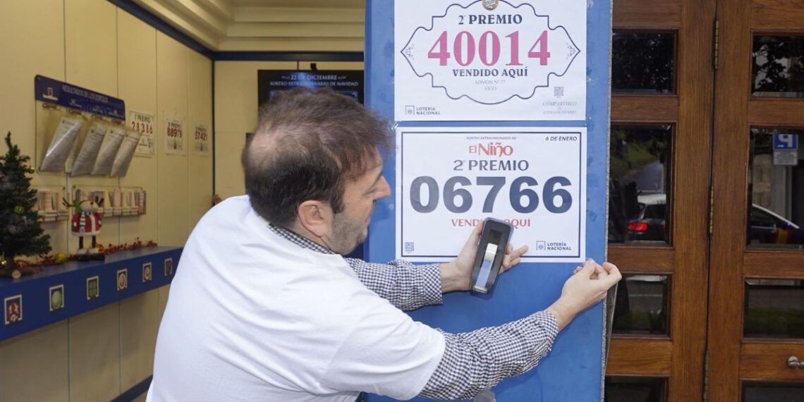 Segundo premio del sorteo de El Niño vendido en Vigo (Foto: Javier Vázquez / Europa Press).