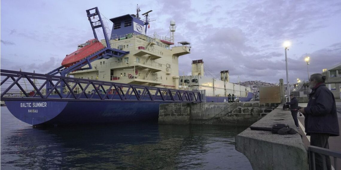 Agentes de la UCO inspeccionan el buque 'Baltic Summer' atracado en el puerto de Vigo. - Adrián Irago - Europa Press