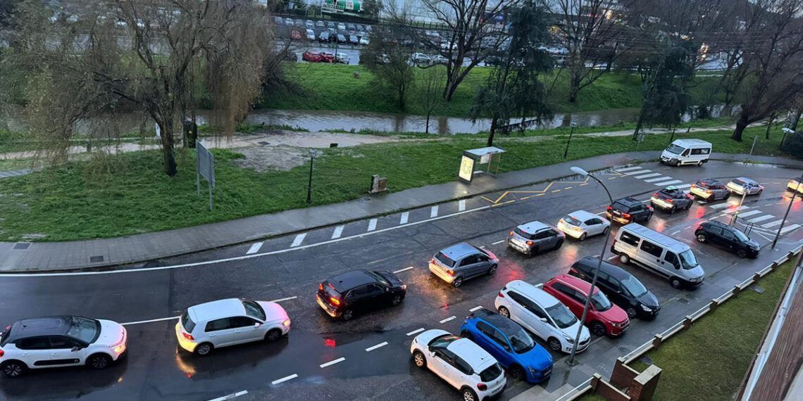 El temporal deja una caótica 'vuelta al cole' en Vigo con inundaciones y un hombre atrapado en un portal