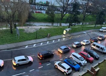 El temporal deja una caótica 'vuelta al cole' en Vigo con inundaciones y un hombre atrapado en un portal