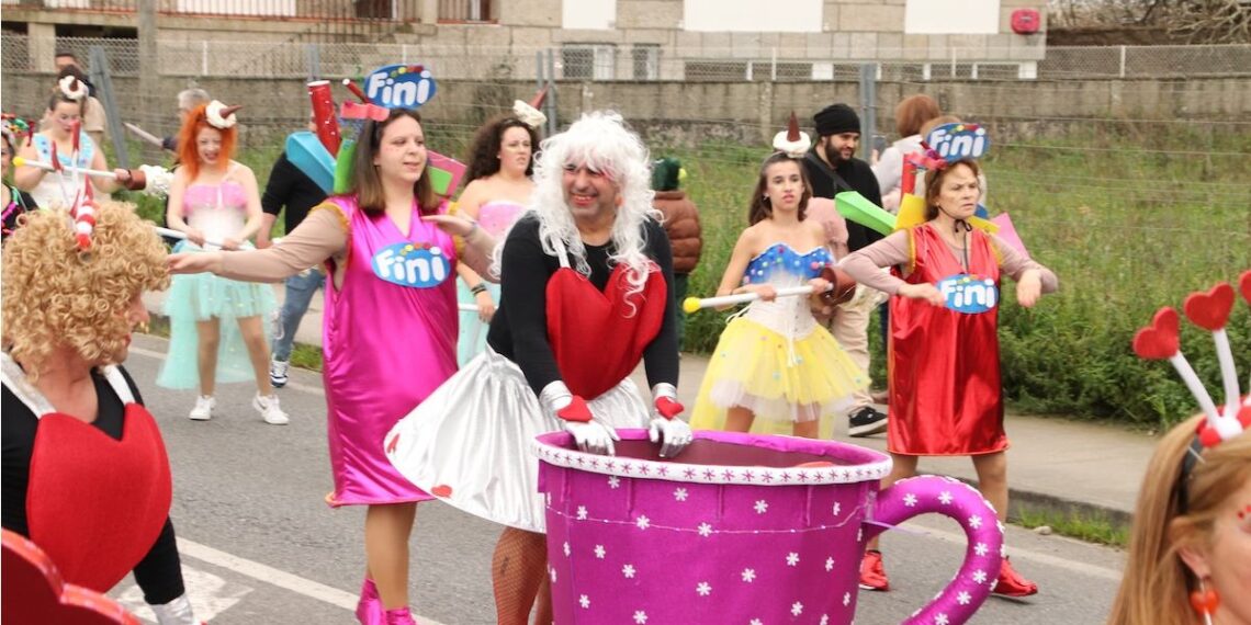 GALERÍA | Explosión de color e imaginación en el desfile de Entroido de Baiona