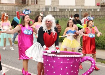 GALERÍA | Explosión de color e imaginación en el desfile de Entroido de Baiona