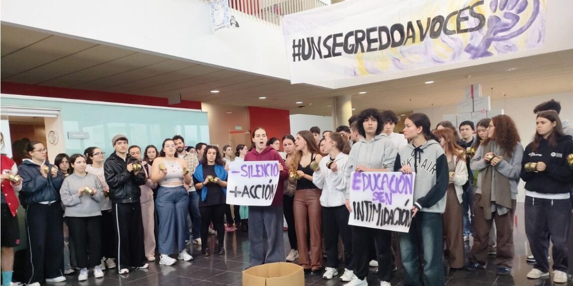 Protesta de estudiantes de la Escuela de Arte Dramático de Galicia, demandando espacios "seguros" y denunciando "coacciones" y "abuso de poder" de algunos docentes. - EUROPA PRESS