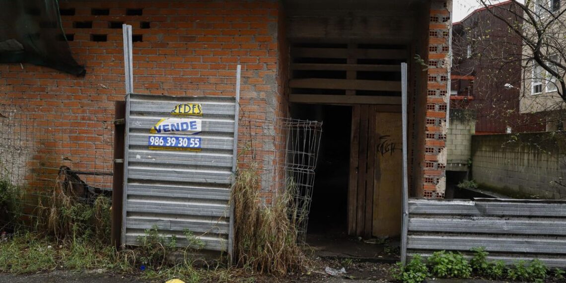 La entrada al edificio de la calle Atranco de Cangas, donde esta madrugada brigadas de la Guardia Civil accedían para desmantelar una red de distribución de ansiolíticos ilegal, a 13 de febrero de 2025, en Cangas, Pontevedra, Galicia (España). La Guardia - Adrián Irago - Europa Press