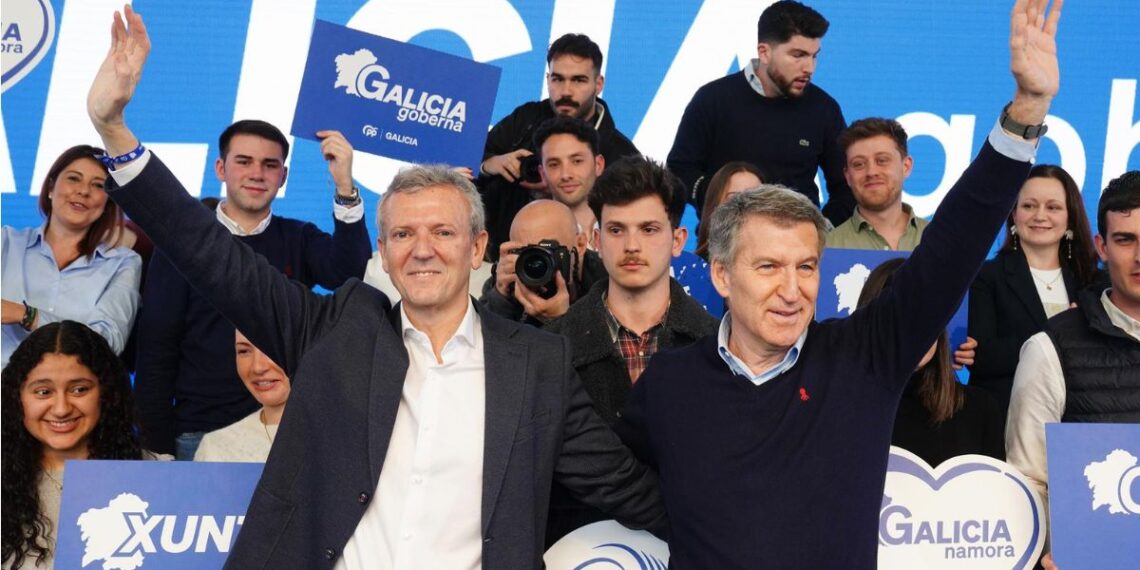 El presidente del PP de Galicia y presidente de la Xunta de Galicia, Alfonso Rueda (i), y el presidente del Partido Popular, Alberto Núñez Feijóo. - Álvaro Ballesteros - Europa Press