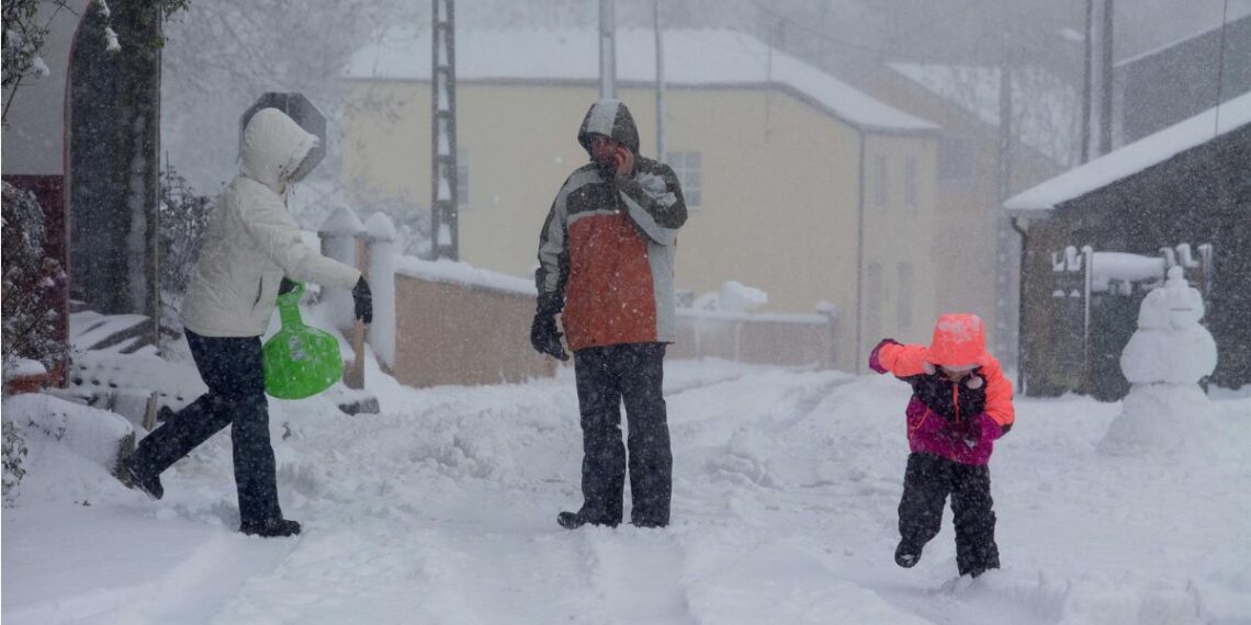 Tres personas en una vía nevada. - Carlos Castro - Europa Press - Archivo