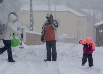 Tres personas en una vía nevada. - Carlos Castro - Europa Press - Archivo