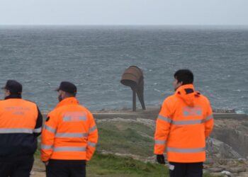 Agentes de los Servicios de Emergencias, a 23 de marzo de 2025, en A Coruña, Galicia (España). Los servicios de emergencia buscan a un hombre que cayó este domingo al mar en el entorno de la Torre de Hércules, en A Coruña. - M. Dylan - Europa Press