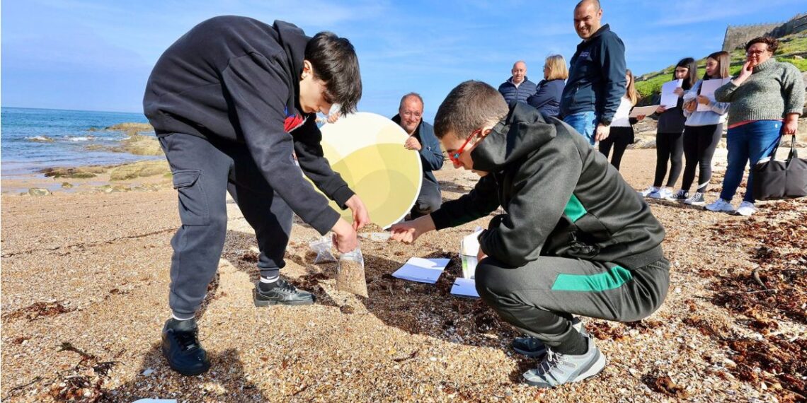 Investigadores vigueses inician un proyecto de ciencia ciudadana para crear el primer banco nacional de arena de playa. - DUVI