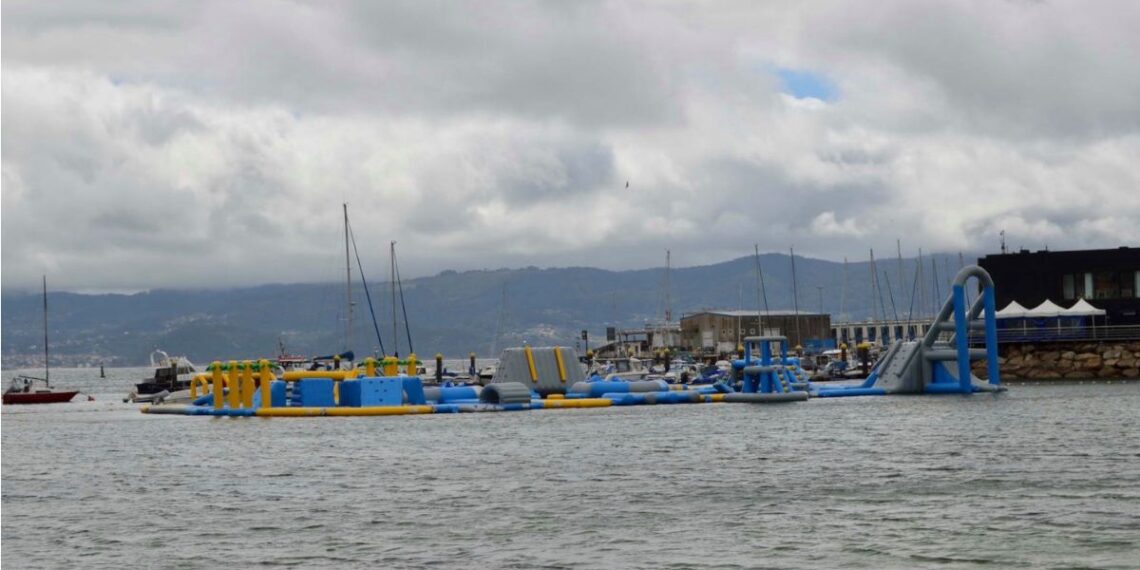 El parque acuático instalado en años anteriores (Foto: Concello de Sanxenxo).