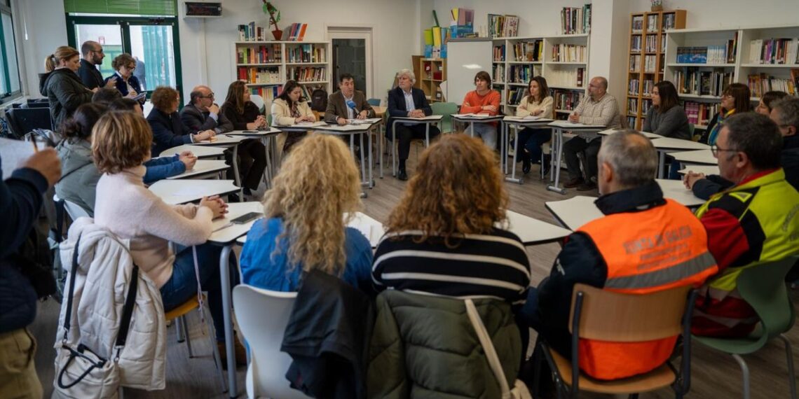 El conselleiro de Educación, Ciencia, FP e Universidades, Román Rodríguez, y la alcaldesa de Cangas, Araceli Gestido, se reúnen con la comunidad educativa del IES Rodeira y del IES María Soliño. - XUNTA