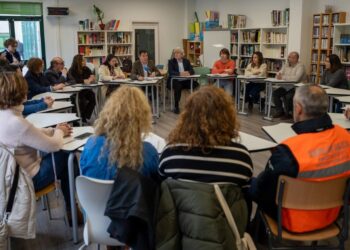 El conselleiro de Educación, Ciencia, FP e Universidades, Román Rodríguez, y la alcaldesa de Cangas, Araceli Gestido, se reúnen con la comunidad educativa del IES Rodeira y del IES María Soliño. - XUNTA