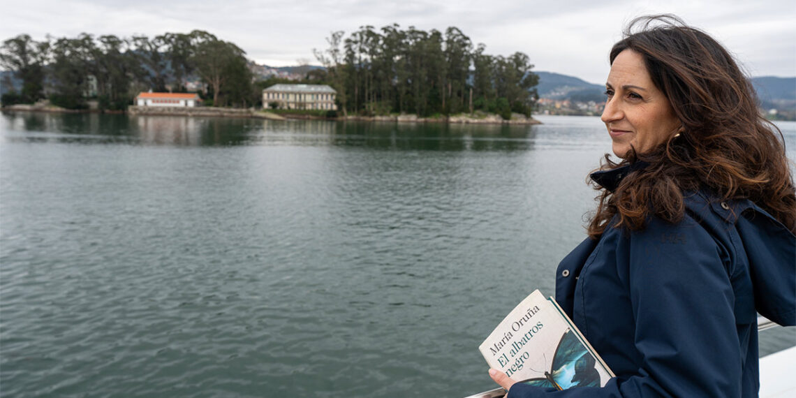 María Oruña, con San Simón de fondo // PENGUIN RANDOM HOUSE