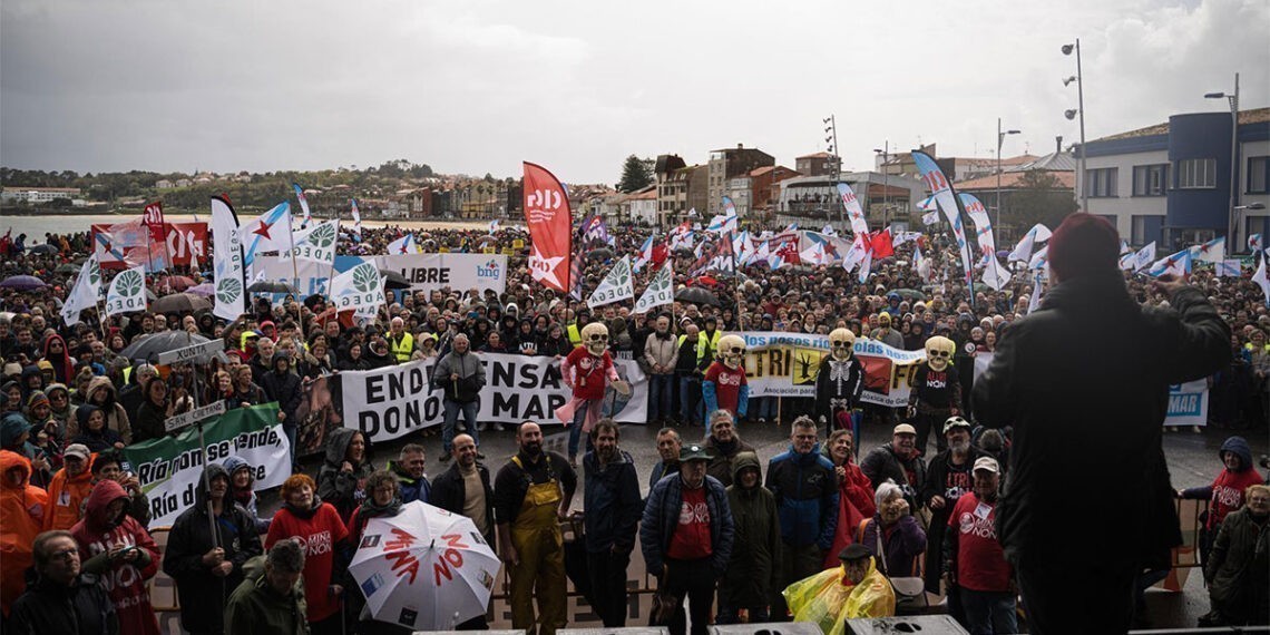 Miles de personas por tierra y mar lanzan un 'SOS' contra Altri y piden a la Xunta que rectifique