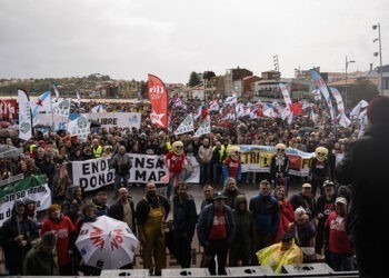 Miles de personas por tierra y mar lanzan un 'SOS' contra Altri y piden a la Xunta que rectifique