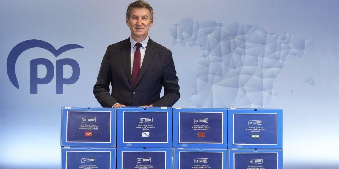 Feijóo posa con las cajas de avales. - PARTIDO POPULAR