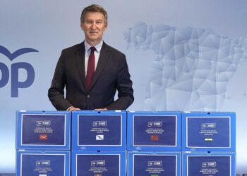 Feijóo posa con las cajas de avales. - PARTIDO POPULAR