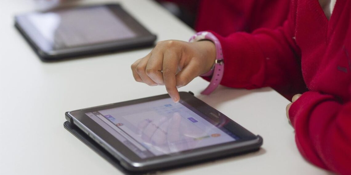 Colegio, aula, primaria, clase, niño, niña, niños, estudiando, estudiar, deberes, nuevas tecnologías, tablet - EUROPA PRESS
