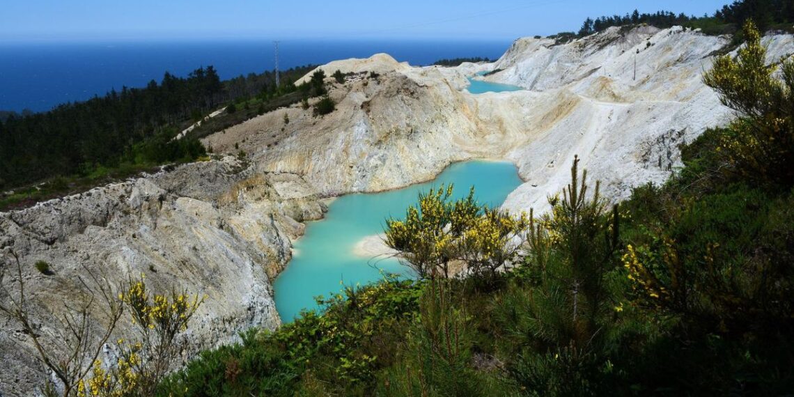 Archivo - Balsas mineras en la zona de explotación de áridos en Monte Neme, entre Carballo y Malpica (A Coruña) - SALVEMOS A CABANA - Archivo