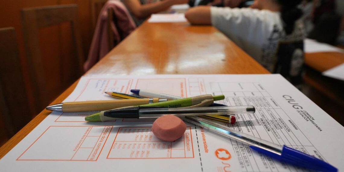 Bolígrafos y lápices el día que comienzan las pruebas de acceso a la universidad en Galicia en una edición previa (Foto: Europa Press).