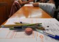 Bolígrafos y lápices el día que comienzan las pruebas de acceso a la universidad en Galicia en una edición previa (Foto: Europa Press).