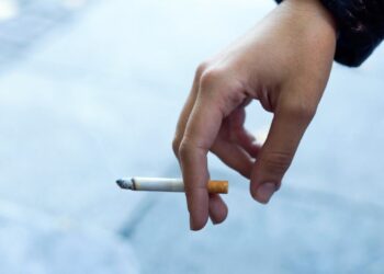 Una persona fumando (Foto: Freepik)