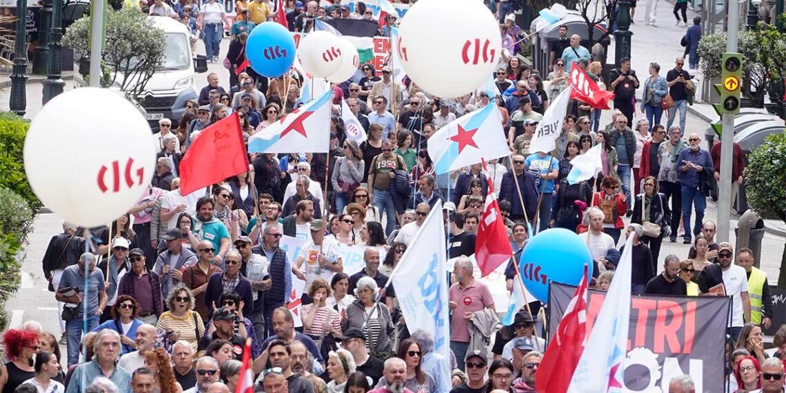 Varias personas durante la manifestación por el Día del Trabajador convocada por CIG // EUROPA PRESS