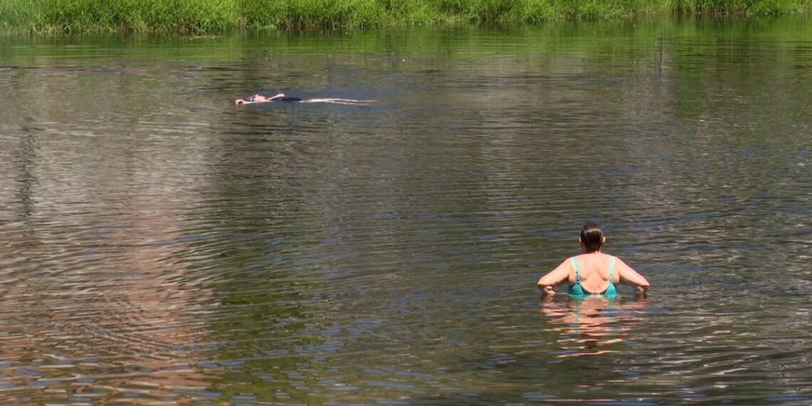 Dos bañistas en el río de Leiro en plena ola de calor - EUROPA PRESS