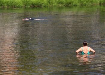 Dos bañistas en el río de Leiro en plena ola de calor - EUROPA PRESS