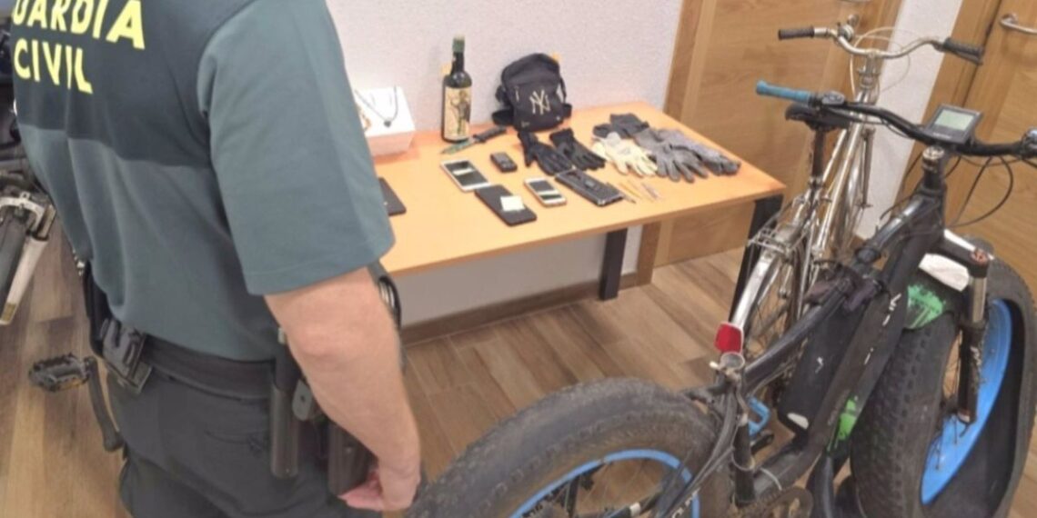 Detenido un vecino de Oia (Pontevedra) como autor de 11 robos con fuerza y 3 hurtos cometidos en domicilios.
- GUARDIA CIVIL