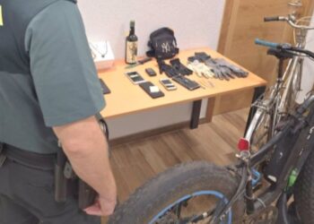 Detenido un vecino de Oia (Pontevedra) como autor de 11 robos con fuerza y 3 hurtos cometidos en domicilios.
- GUARDIA CIVIL