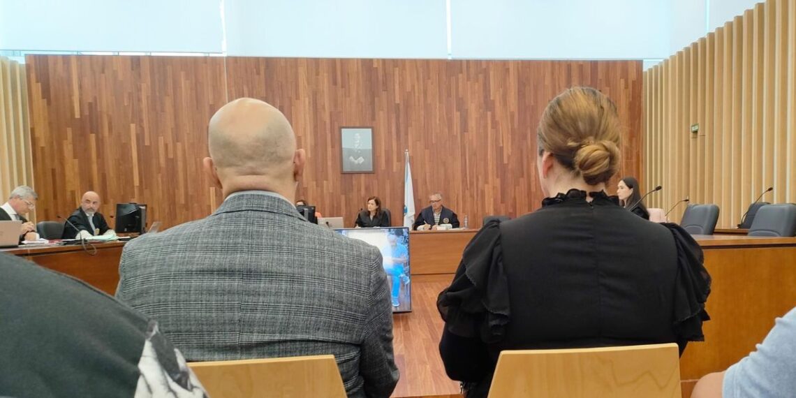 Los dos acusados de incendiar dos buses urbanos en Vigo, en abril de 2023, en el juicio celebrado en la sección quinta de la Audiencia Provincial de Pontevedra, con sede en la ciudad olivica.
- EUROPA PRESS