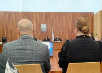 Los dos acusados de incendiar dos buses urbanos en Vigo, en abril de 2023, en el juicio celebrado en la sección quinta de la Audiencia Provincial de Pontevedra, con sede en la ciudad olivica.
- EUROPA PRESS