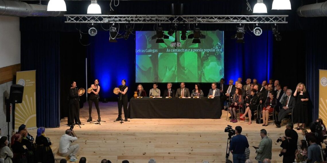 El grupo Tanxugueiras actúa durante el pleno extraordinario de la Real Academia Galega, en el Centro Cívico Cultural de Malpica de Bergantiños, a 17 de mayo de 2025,(Foto: Europa Press)