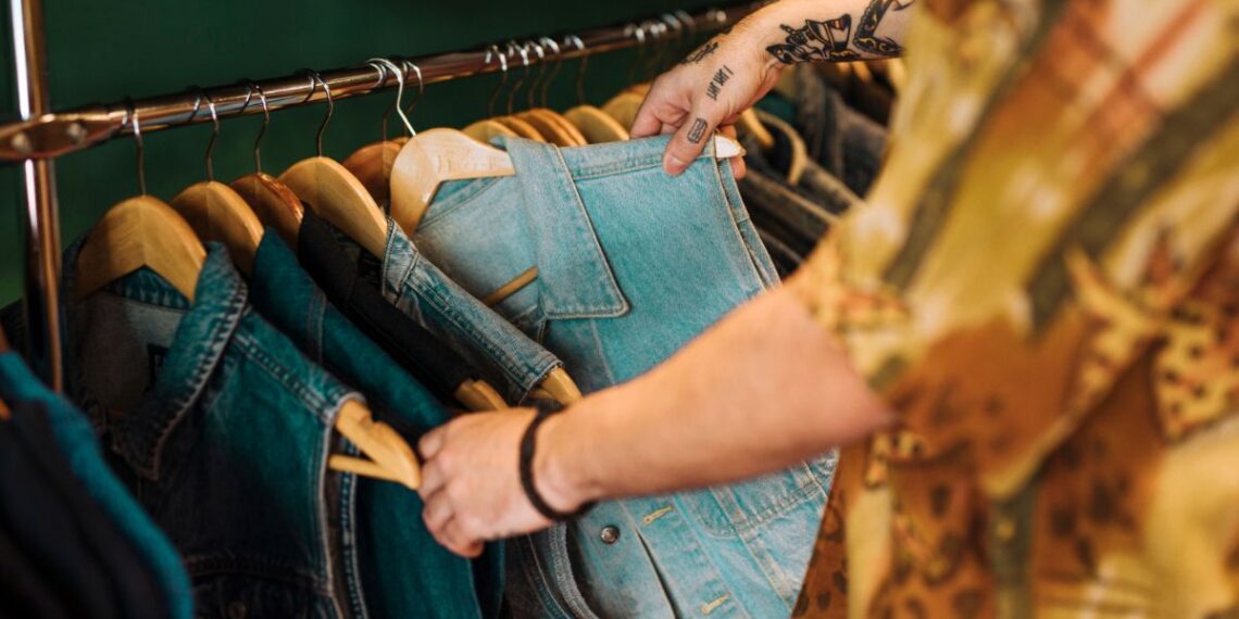 Foto de archivo de un mercado de ropa (Foto: Freepik).