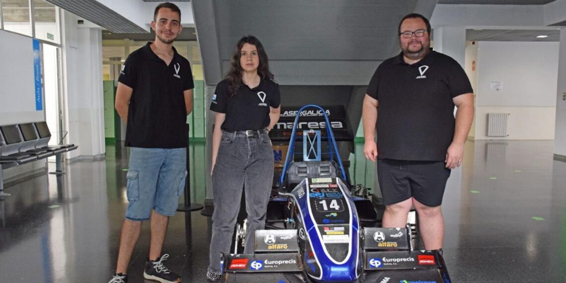 Denis Pallarés, Eva Freire e Óscar Hermida con uno de los monoplazas de temporadas anteriores
( Foto: Universidade de Vigo)